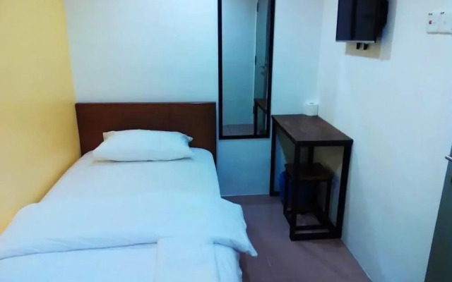 OYO 772 Lux Hotel