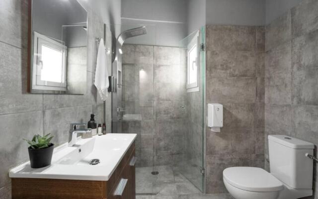 Bright, Modern Retreat Near Acropolis in Koukaki