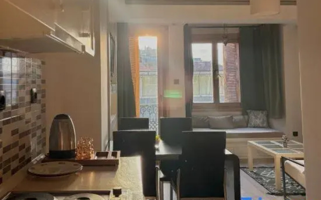 Taksim Square—1BR Deluxe Suite 04