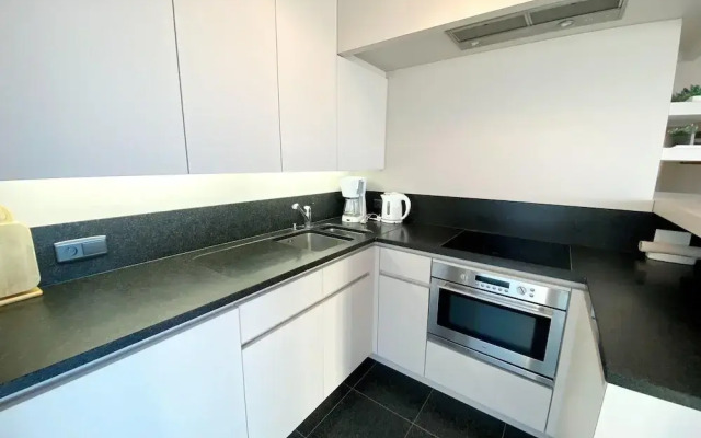 Sea Wall Retreat With Views