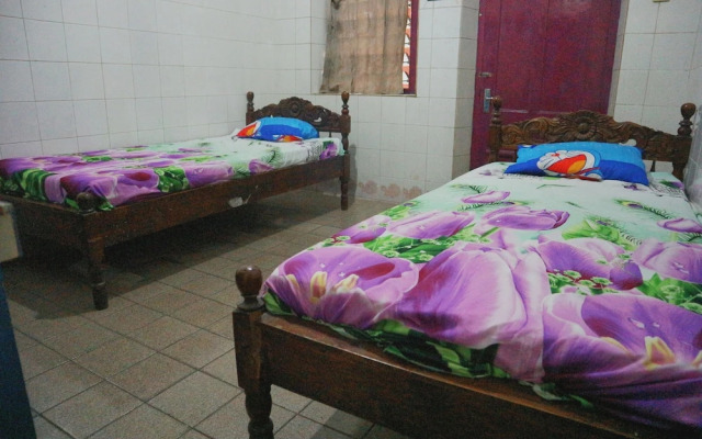 OYO Life 1972 Aman Family Inn Syariah