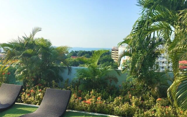 Fantastic Roof top Pool!