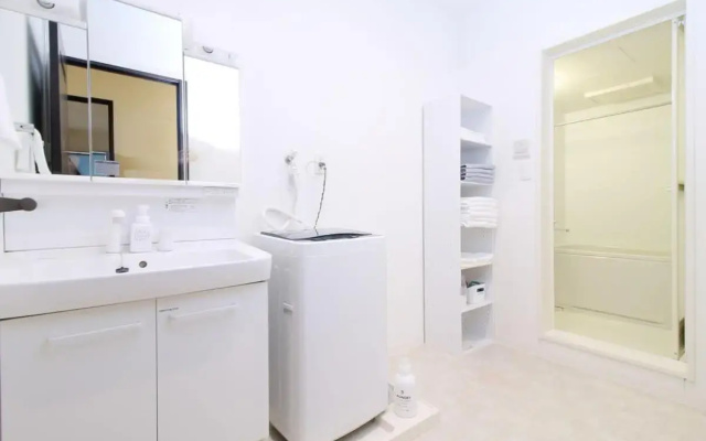 bHOTEL246 Large 2BR Apt 10PPL near Peace Park 301