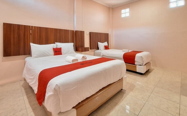 RedDoorz Syariah near Pasar Raya Padang