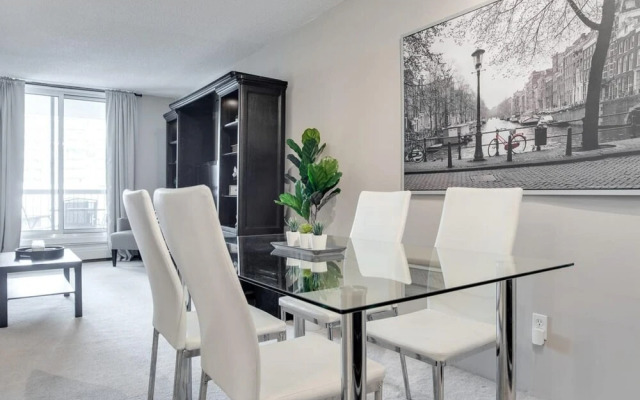 Stylish and Cozy Eau Claire 2BR With Gym Coffee