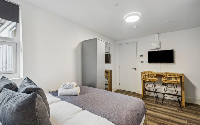 STH Sutherland Avenue Apartment