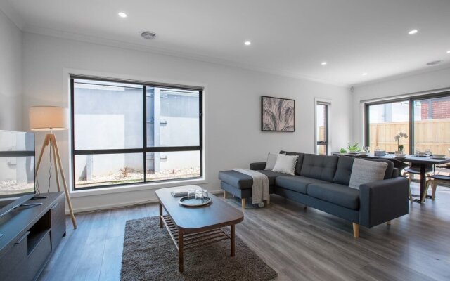 Comfy And Warm Home In Point Cook