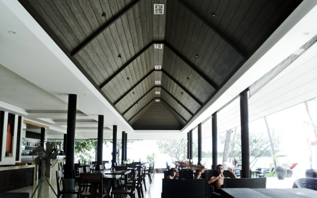 Iyara Beach Hotel & Plaza