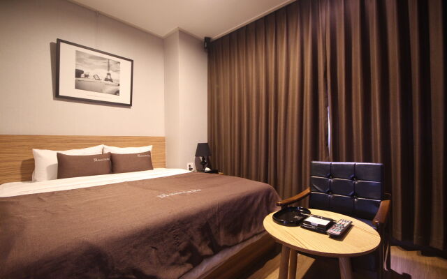 Hotel The May