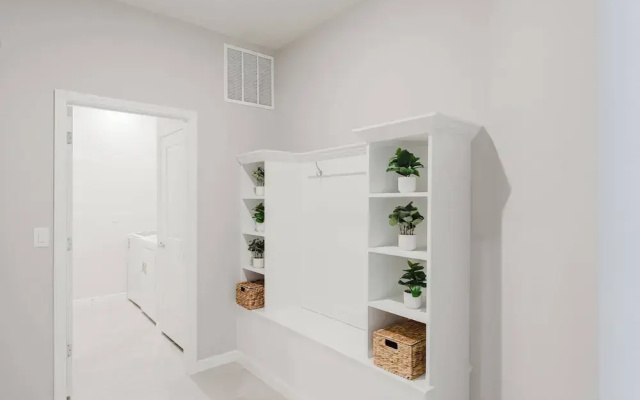 Stunning 8BR Pool Gameroom Minutes to Disney
