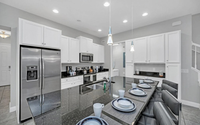 Vibrant Townhome w Private Pool, near Disney