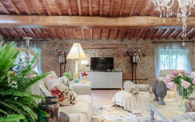Villa Hugo in Lucca With 5 Bedrooms and 6 Bathrooms