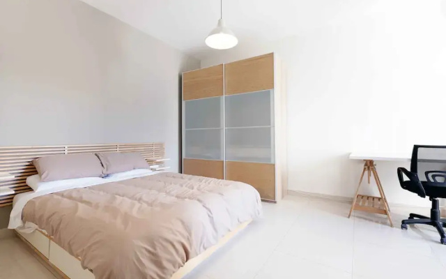 Modern 3BD Apartment with Wide Balcony