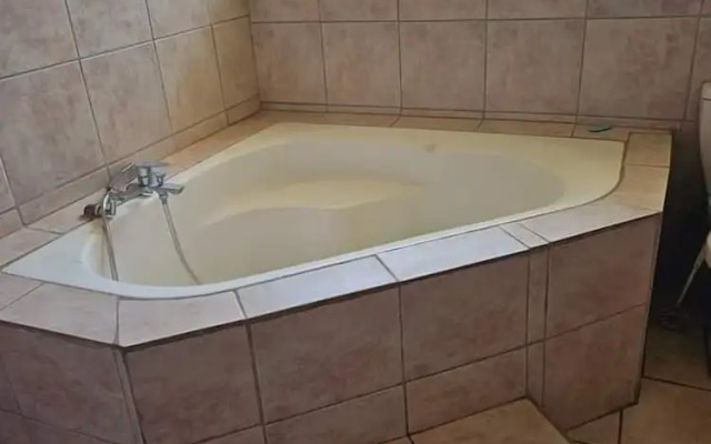 Golden gate guesthouse 0787391431