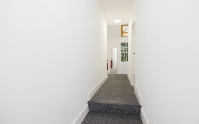 JOIVY Beautiful 2-Br Mews Home, Near Princes Street