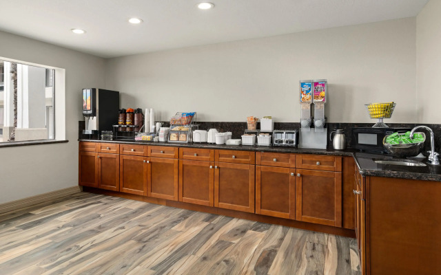 Super 8 By Wyndham Houston/Dtwn/I-610