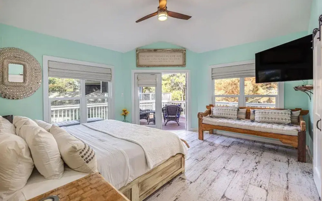 8852 Bay Pine 3 Bedroom Home by RedAwning