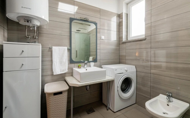 Nice Home in Valtura with Hot Tub & 4 Bedrooms