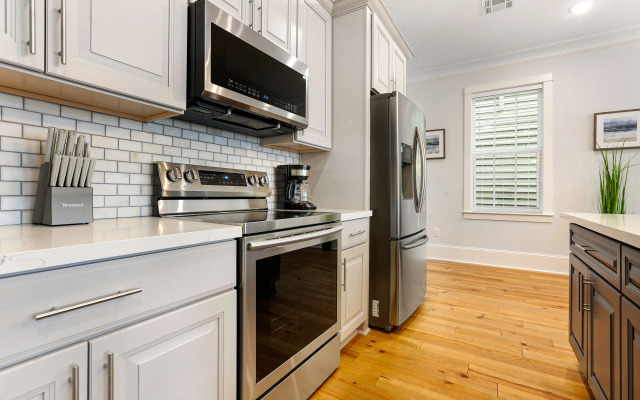 Spacious 5BR Urban Retreat with Balcony & Pool