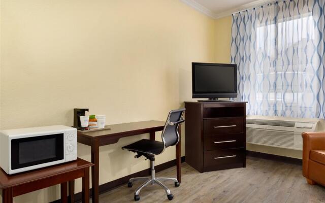 Days Inn & Suites by Wyndham DFW Airport South-Euless