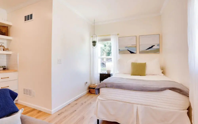 Centrally Located Studio 3 Mi From Downtown!