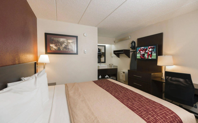 Red Roof Inn PLUS+ St Louis - Forest Park/ Hampton Ave