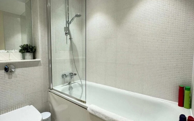 Contemporary 2BD Flat W/balcony Canary Wharf!