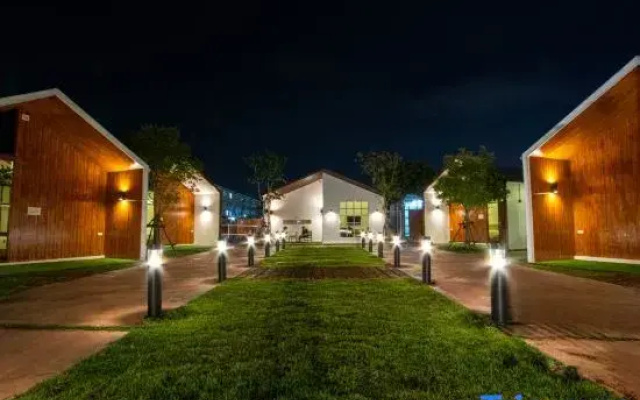 The O-Zone Airport Riviera Lodge