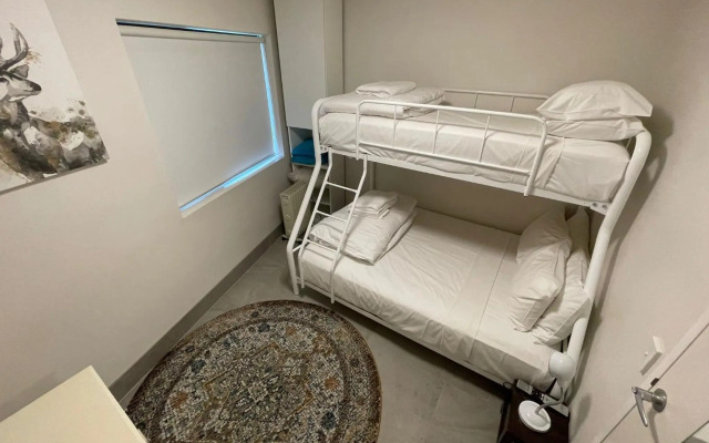 Luxury Woodridge 2-Bedroom Apartment