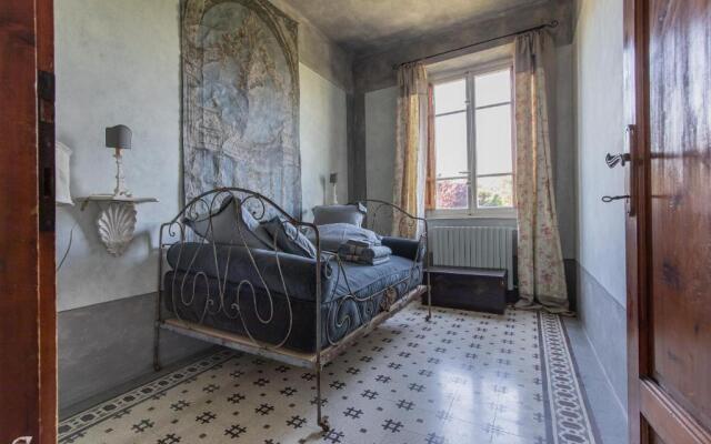 Villa Liberty 1927 with heated pool in the park