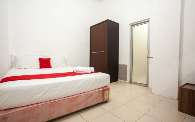 RedDoorz near Taman Bungkul