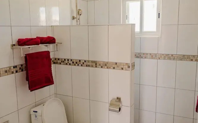 Elegant 2-bedroom Apartment 2 km From Eagle Beach