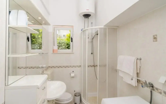 Holiday Home Gemma - Four Bedroom Holiday Home With Terrace and Swimming Pool