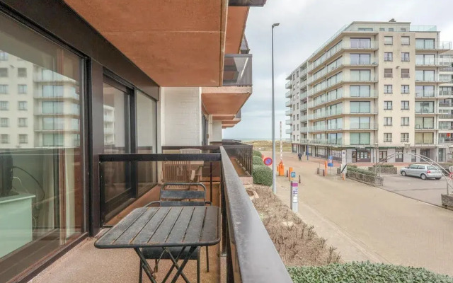Apartment With Terrace and Side sea View