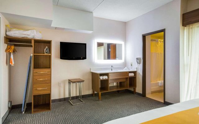 Quality Suites Lansing West