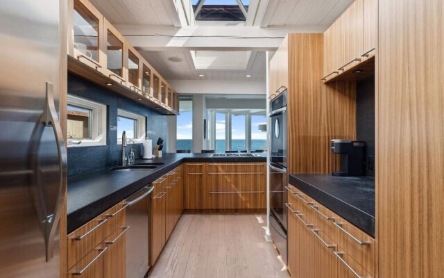 Coastline Villa In Malibu