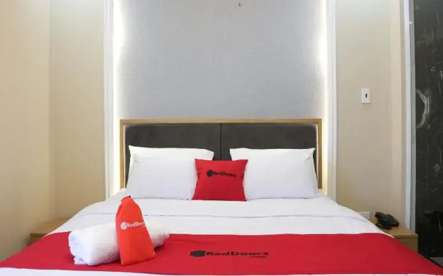 RedDoorz Premium @ Nguyen Thai Son Street