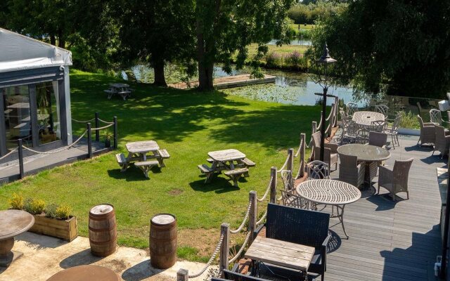 Pike & Eel Hotel and Marina