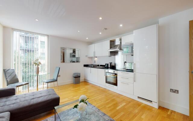 Comfy Two Bed Apartment w Balcony in Canary Wharf