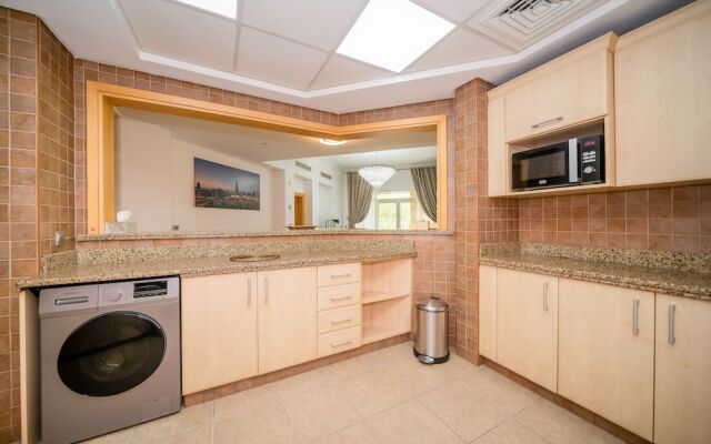 Luton Vacation Homes - Shoreline Apartment with Beach access