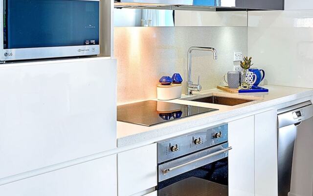 Luxurious Apartment, Heart of Surfers