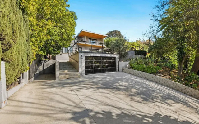 Farley Court - Stylish Hillside Residence With Stunning Views