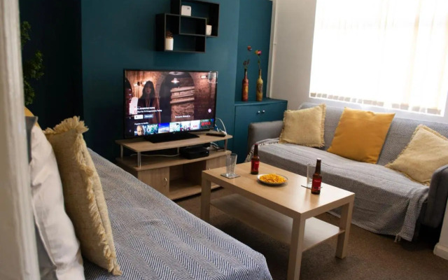 Modern House Perfect for Business, City Break Or Football