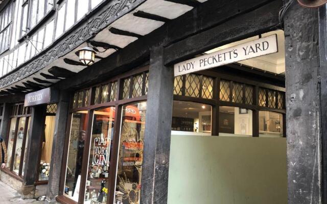 Luxury Apartment Opposite The Shambles