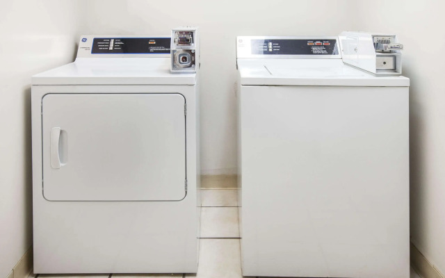 Super 8 by Wyndham Clinton