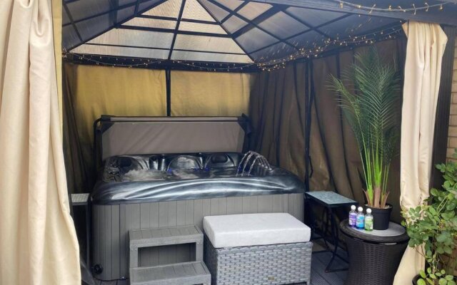 Secret Gem Luxury Hot Tub 1 Bed Garden Flat