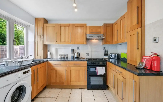 Sharp Close 4 Bedroom 2 Bath - Aylesbury