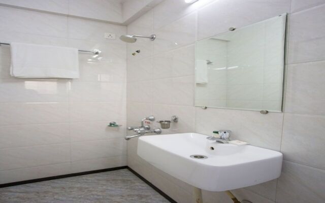 OYO 11512 Hotel Kedari Residency