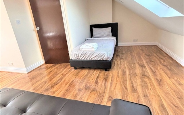 Large & Cozy 5-bed House in a Quiet Dagenham Area