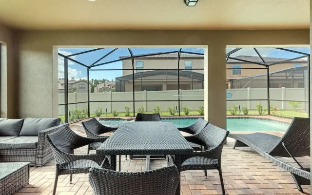 Special Offer Spacious Home With Pool!